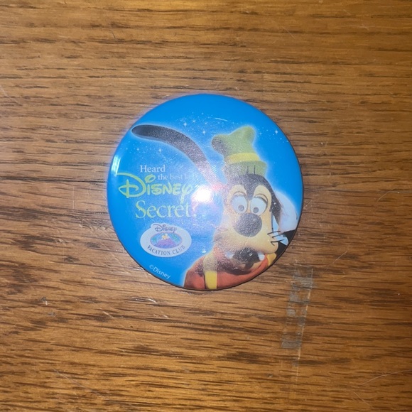 Walt DISNEY GOOFY "Heard the Best Kept DISNEY Secret" Button collectible pin - Picture 2 of 7